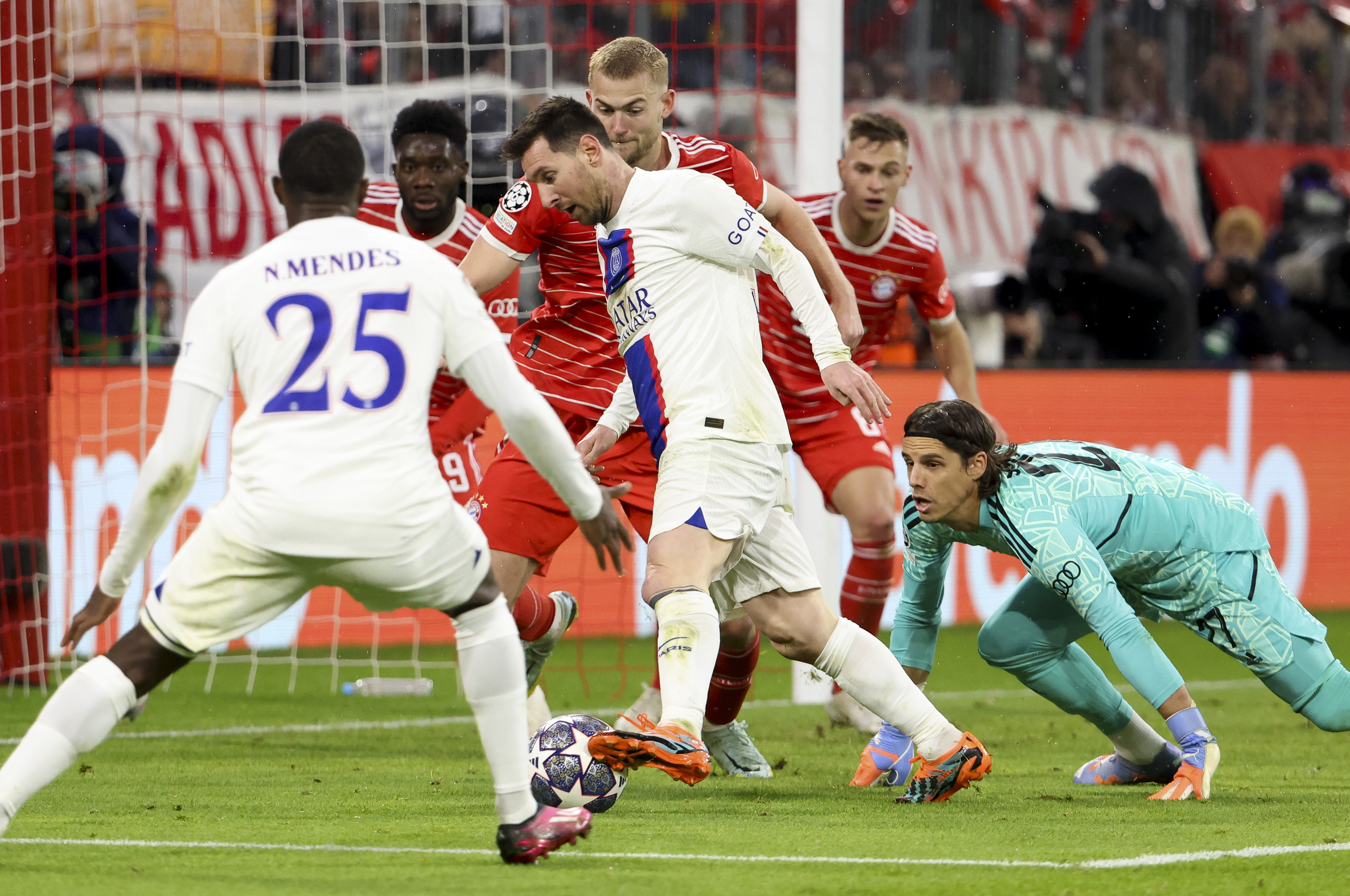  巴黎圣日耳曼对决拜仁慕尼黑 